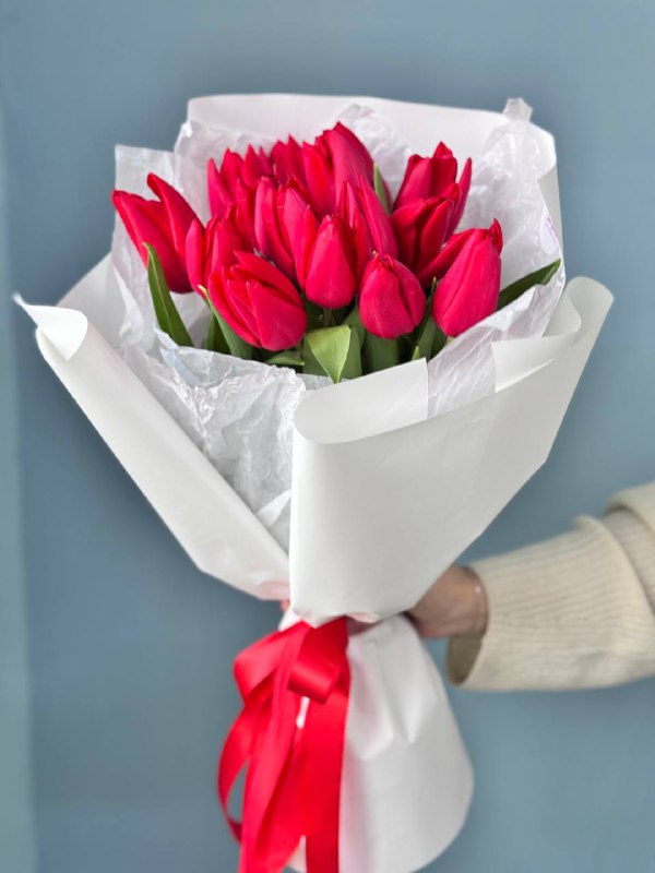 Букет из 15 красных тюльпанов в оформлении