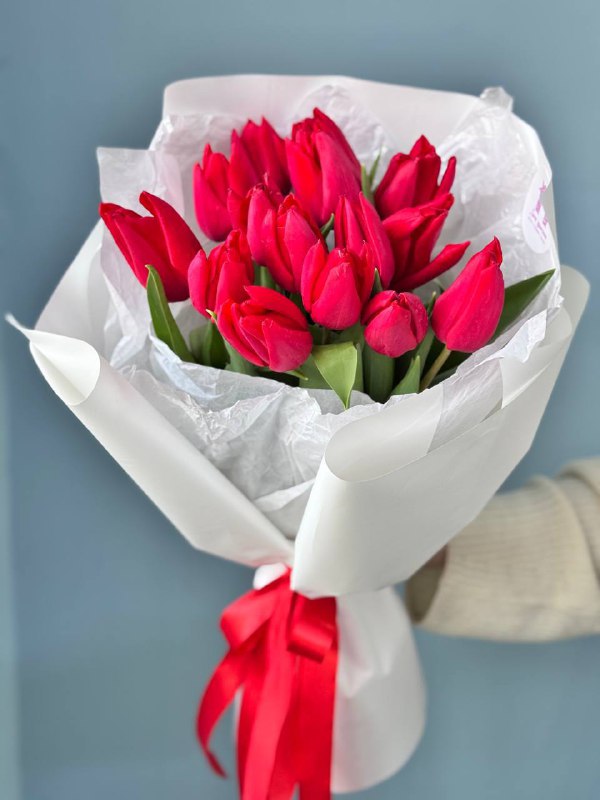 Букет из 15 красных тюльпанов в оформлении — фото 6