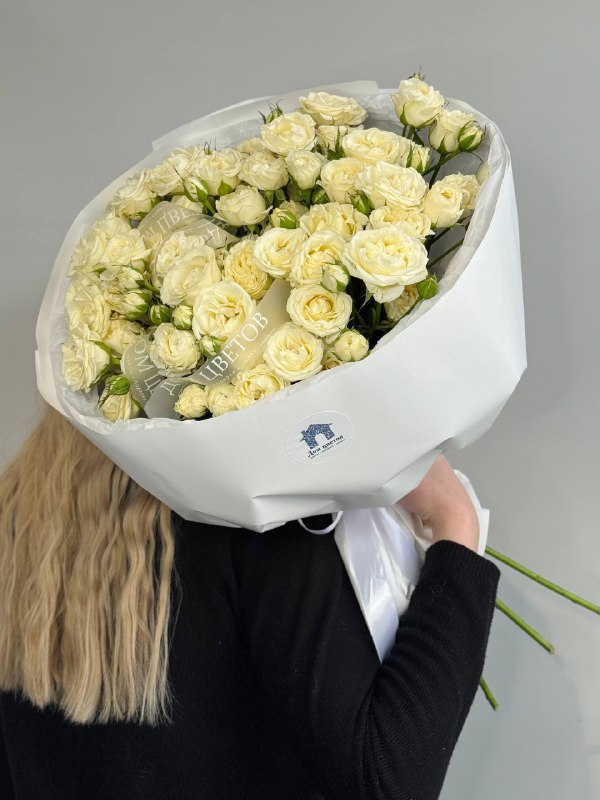 Букет из 15 кустовых пионовидных белых роз