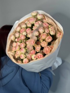 Букет из 15 кустовых пионовидных нежно-розовых роз