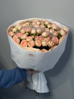 Букет из 15 кустовых пионовидных нежно-розовых роз