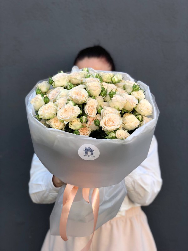 Букет из 15 кустовых пионовидных роз в оформлении