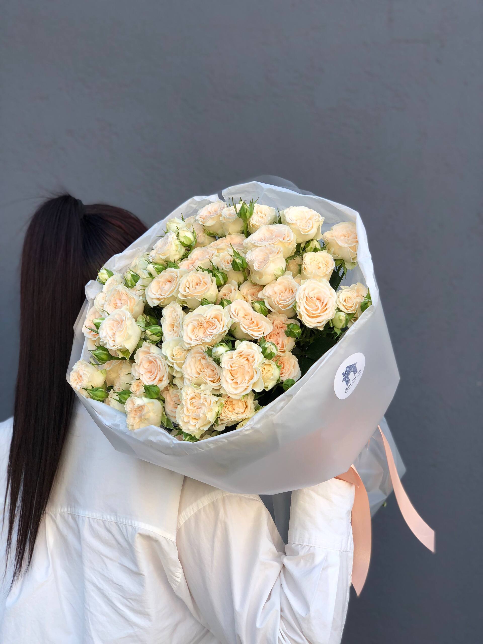 Букет из 15 кустовых пионовидных роз в оформлении — фото 2