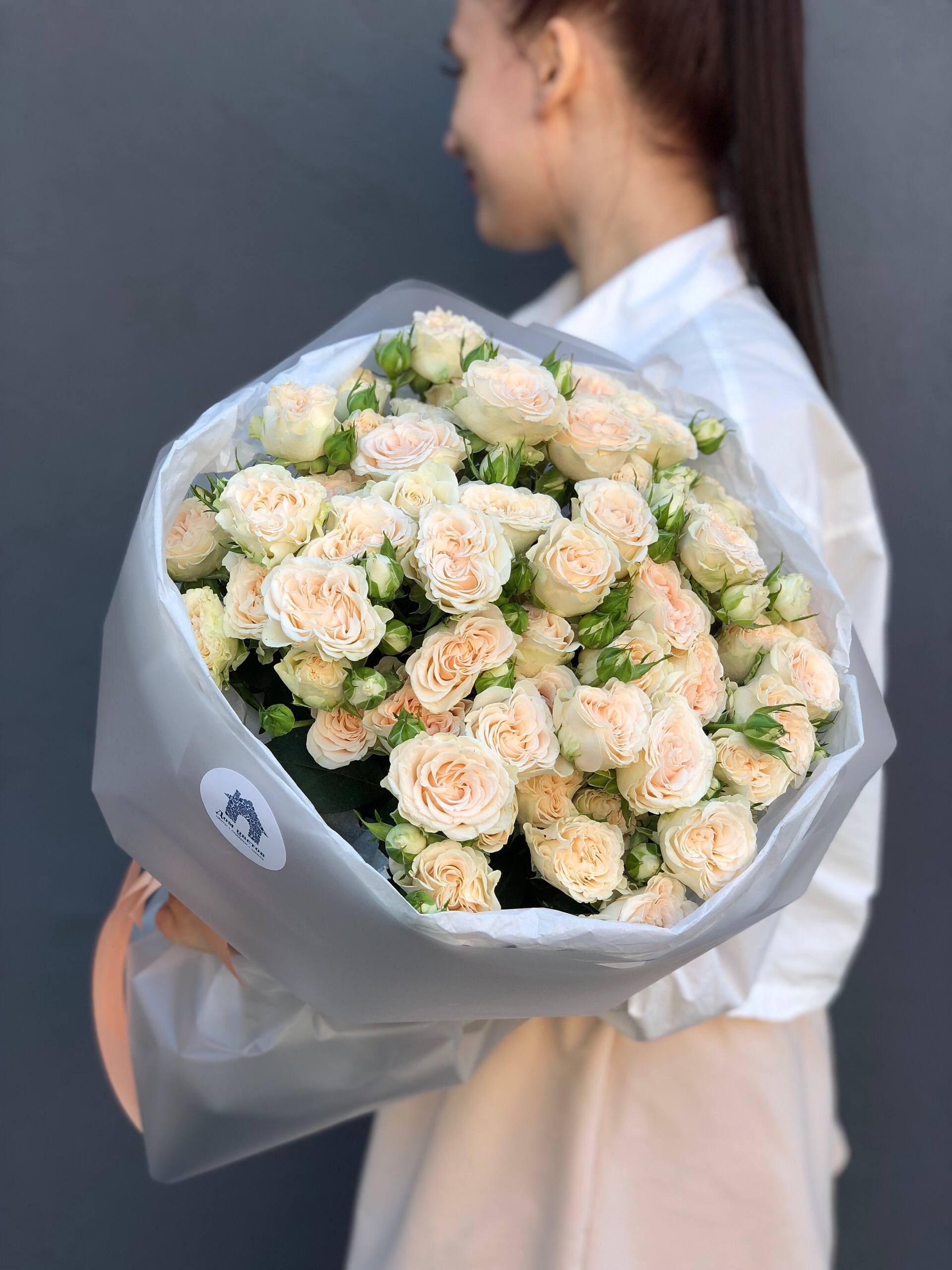 Букет из 15 кустовых пионовидных роз в оформлении