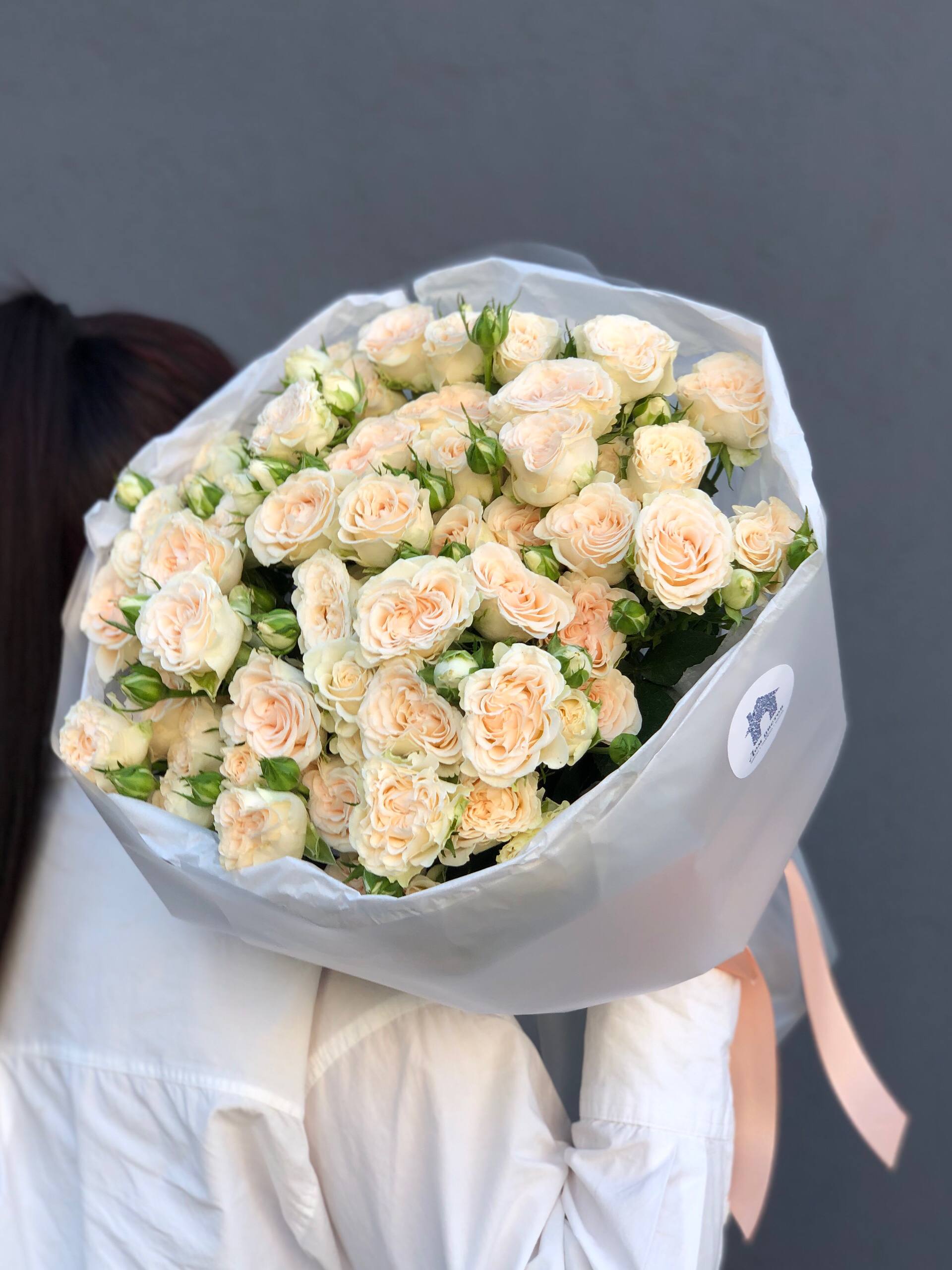 Букет из 15 кустовых пионовидных роз в оформлении
