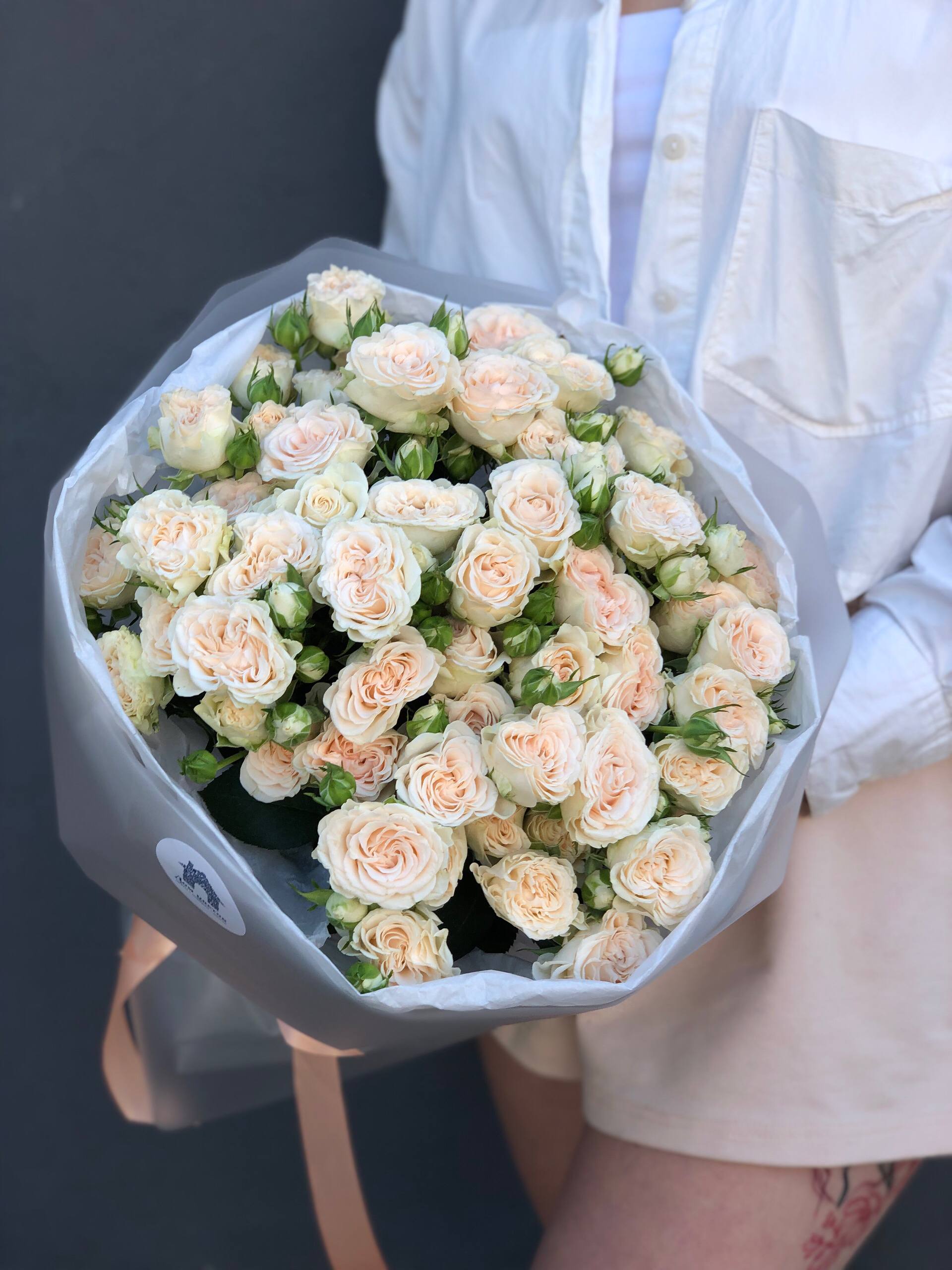 Букет из 15 кустовых пионовидных роз в оформлении