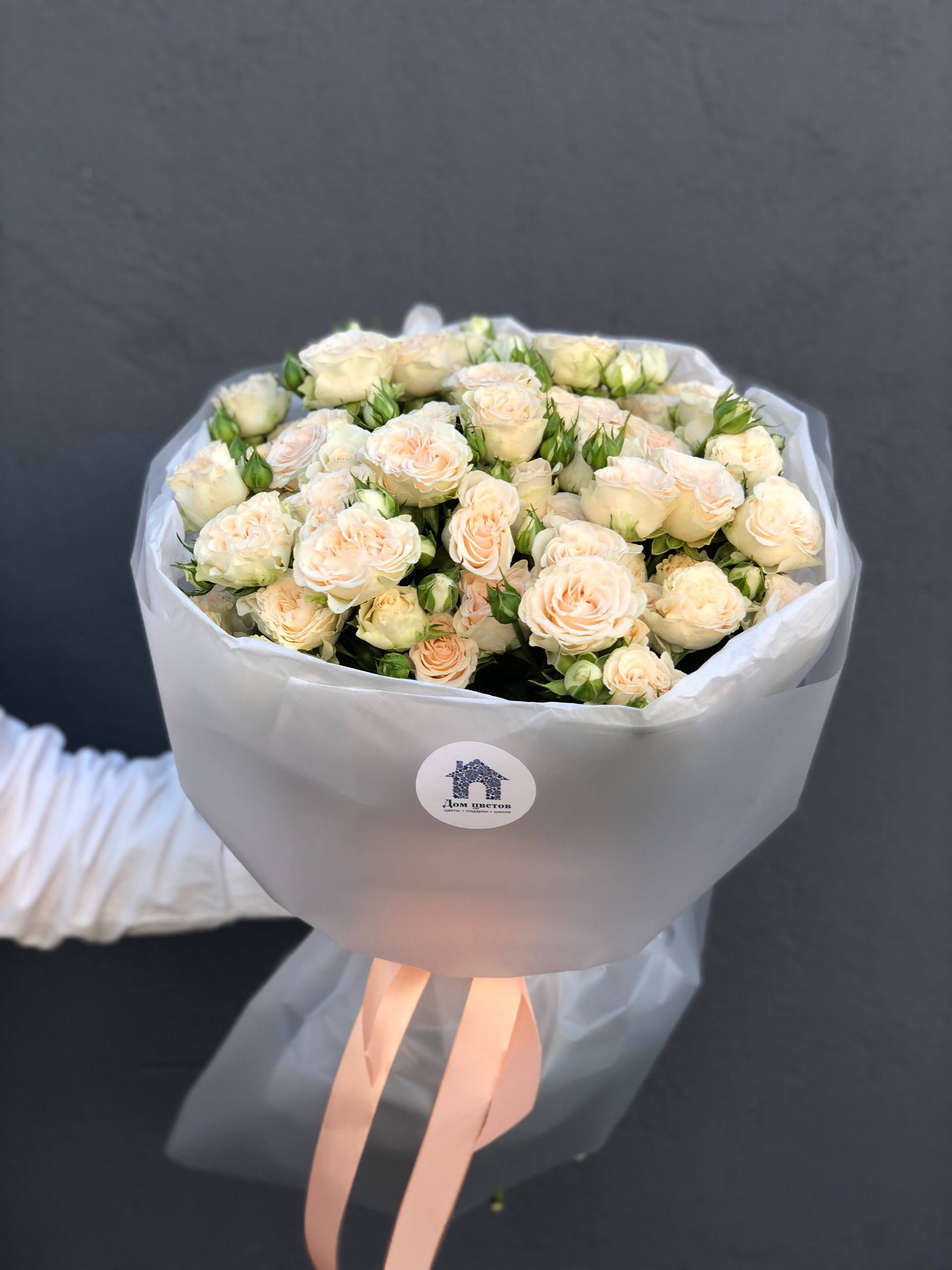 Букет из 15 кустовых пионовидных роз в оформлении — фото 6