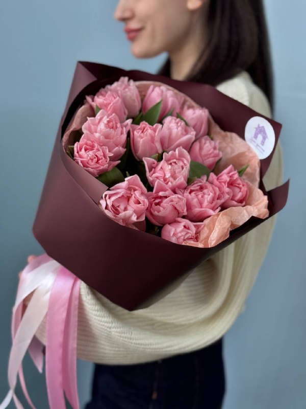 Букет из 15 пионовидных тюльпанов в оформлении