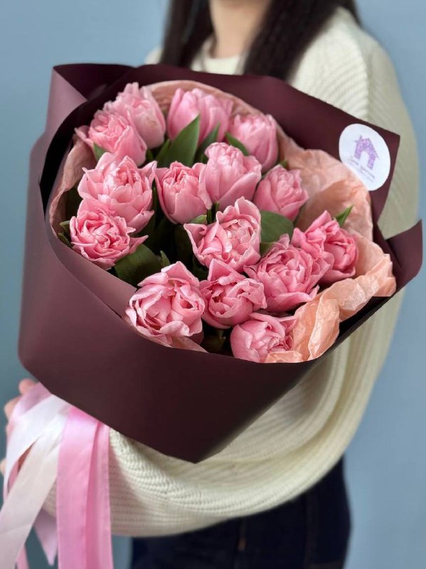 Букет из 15 пионовидных тюльпанов в оформлении — фото 2