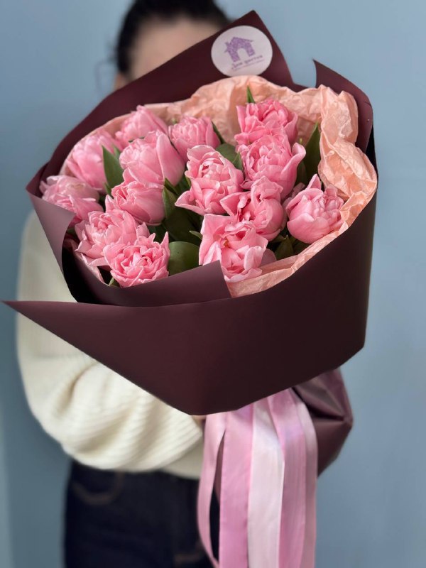 Букет из 15 пионовидных тюльпанов в оформлении