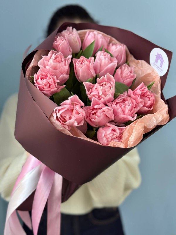 Букет из 15 пионовидных тюльпанов в оформлении