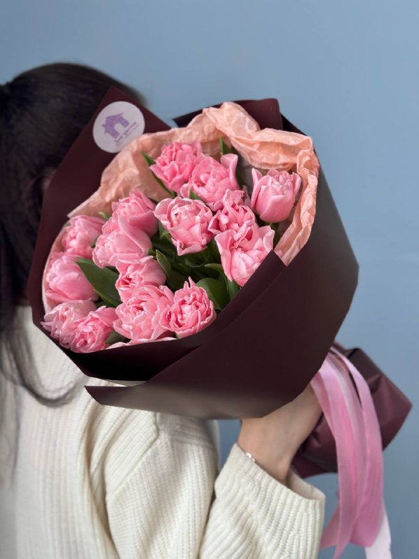 Букет из 15 пионовидных тюльпанов в оформлении