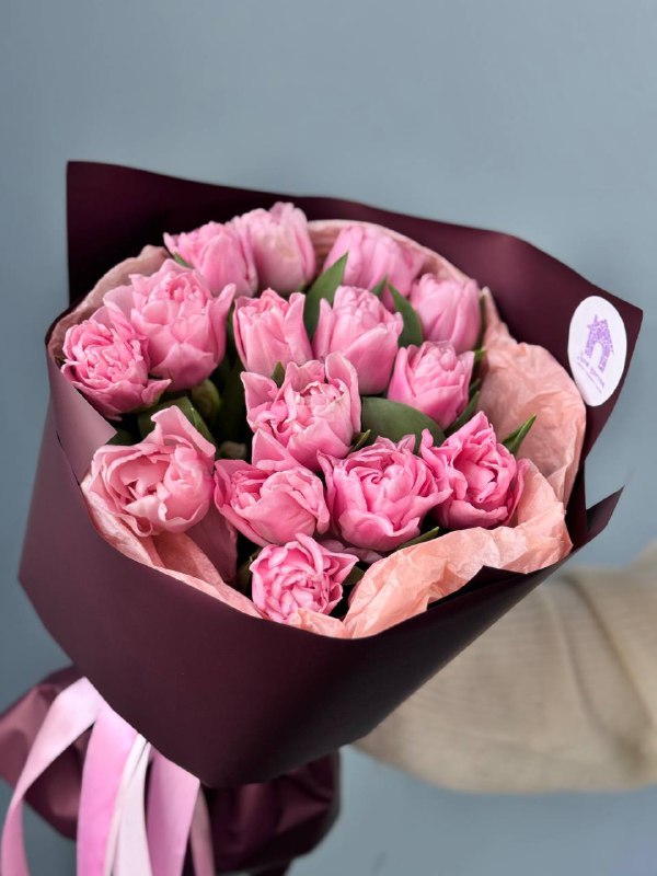 Букет из 15 пионовидных тюльпанов в оформлении — фото 6