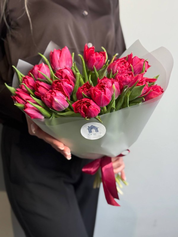 Букет из 19 малиновых тюльпанов, пионовидных