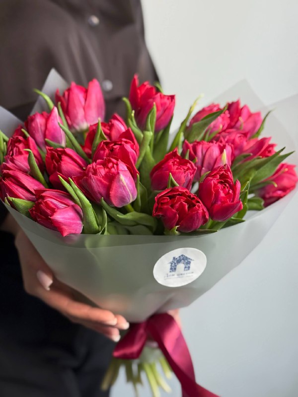 Букет из 19 малиновых тюльпанов, пионовидных