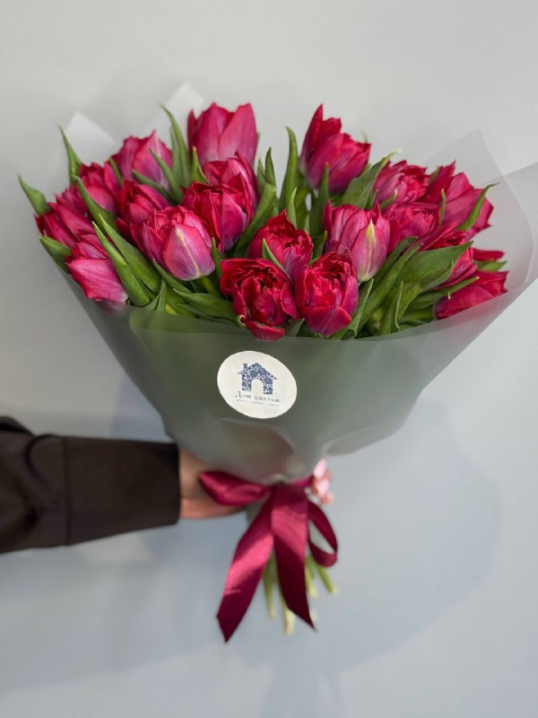 Букет из 19 малиновых тюльпанов, пионовидных