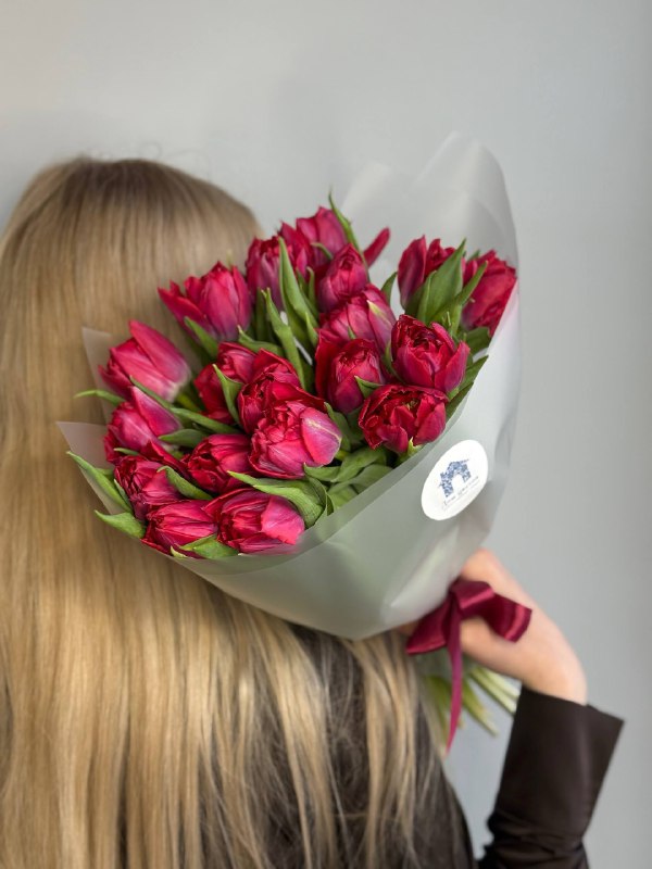 Букет из 19 малиновых тюльпанов, пионовидных