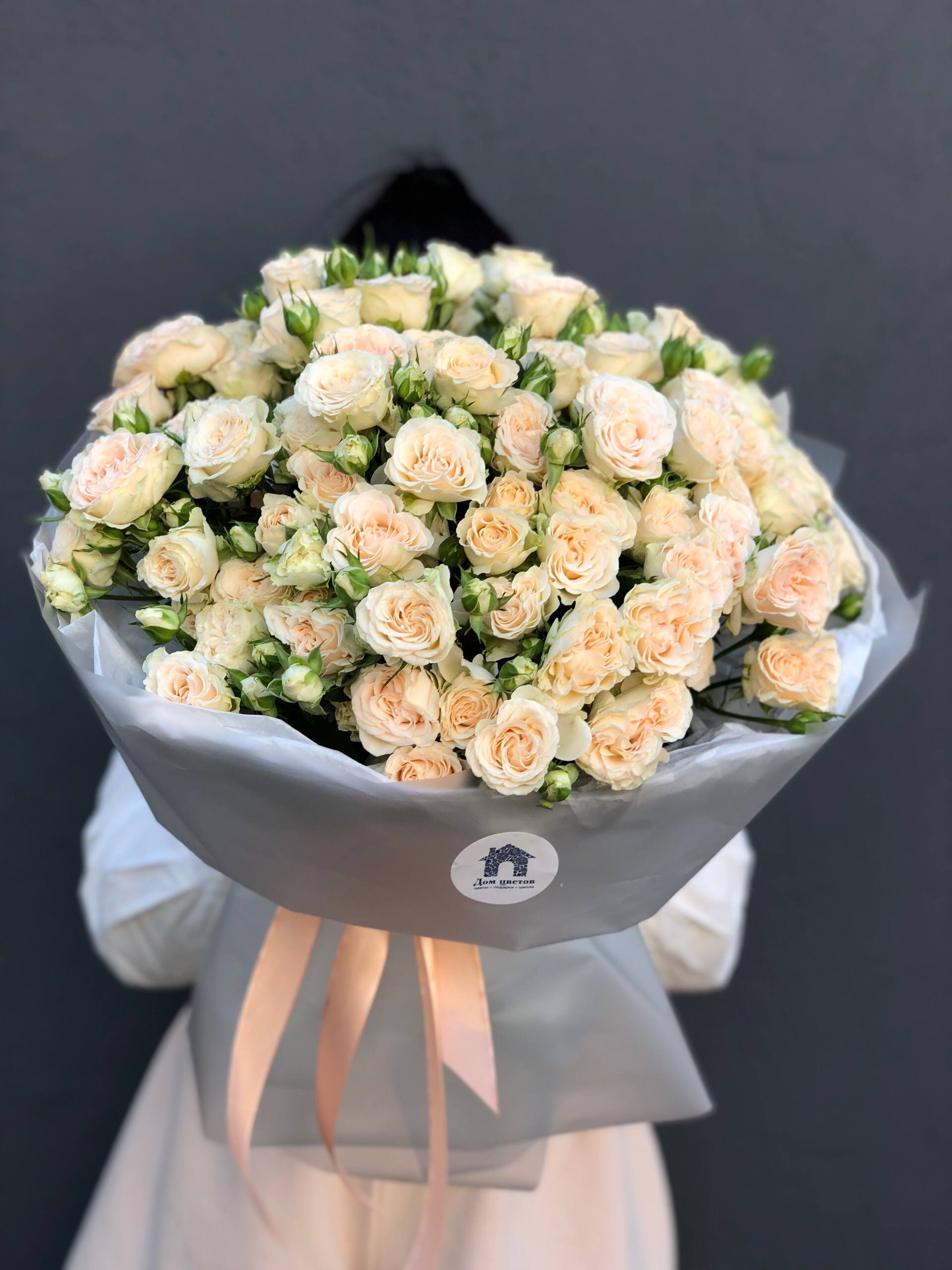 Букет из 25 кустовых пионовидных роз в оформлении