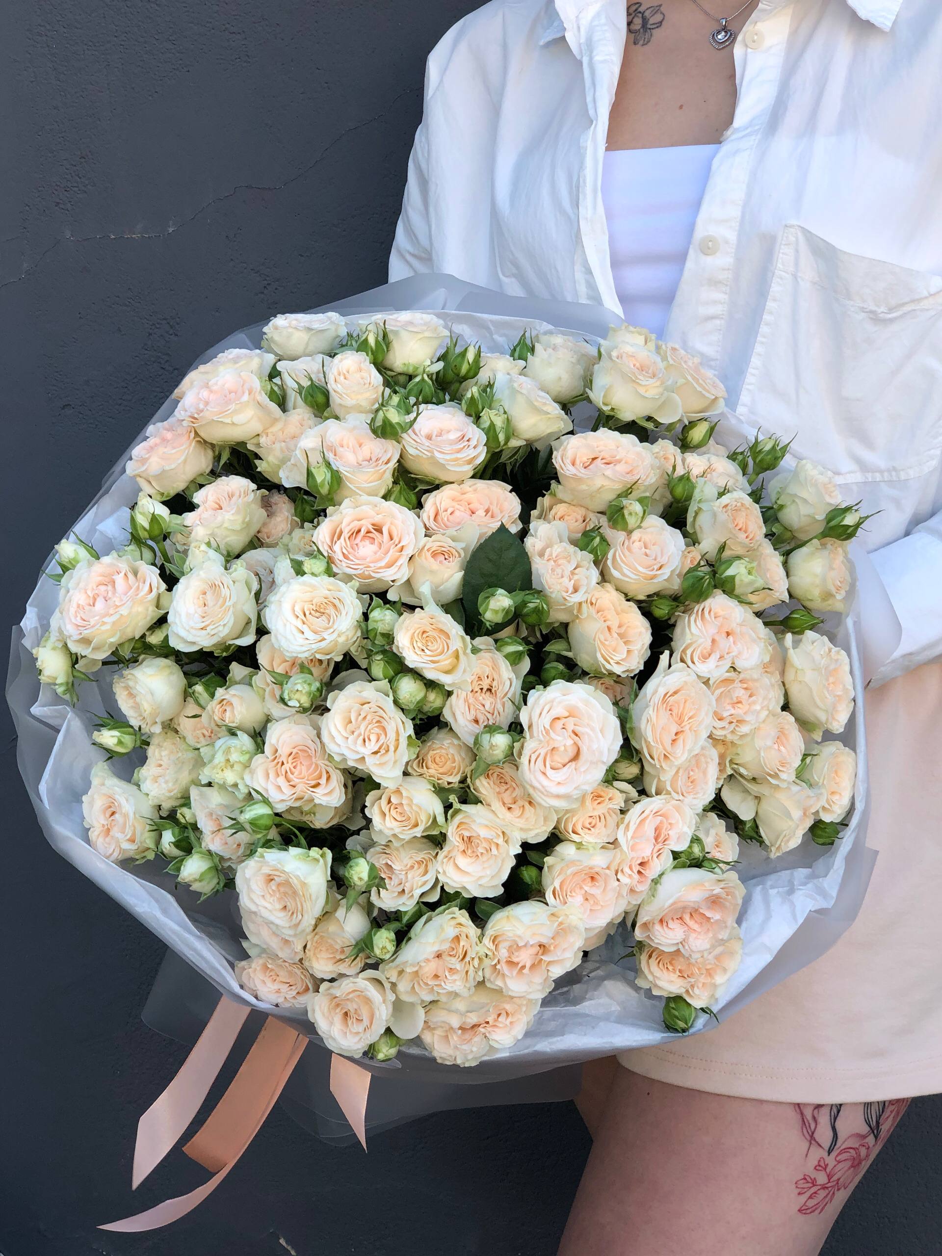 Букет из 25 кустовых пионовидных роз в оформлении — фото 2