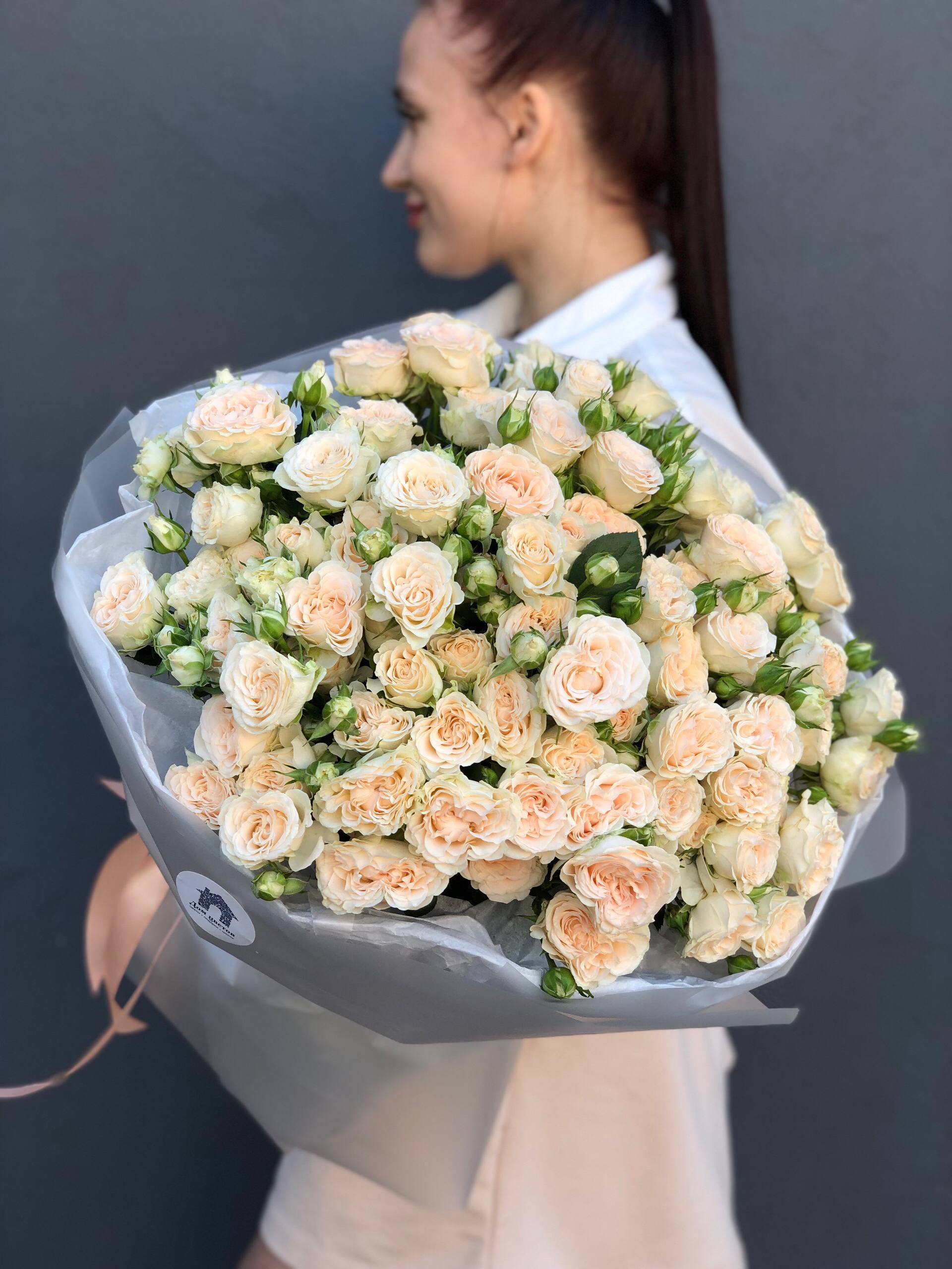 Букет из 25 кустовых пионовидных роз в оформлении