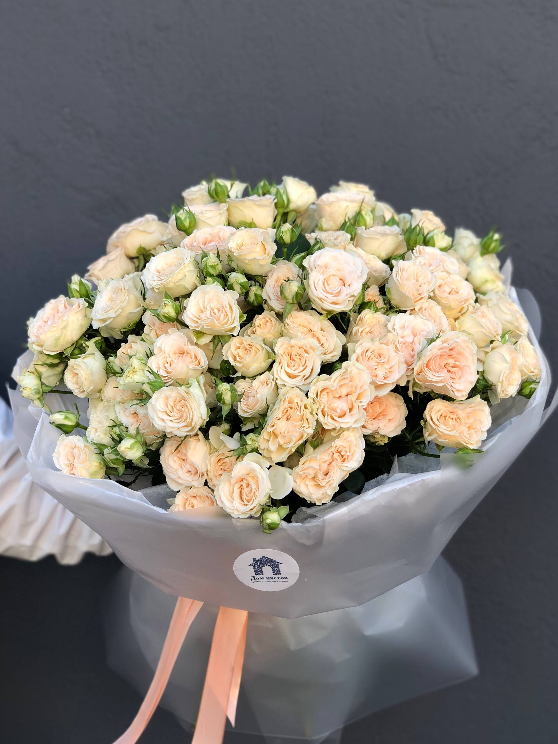 Букет из 25 кустовых пионовидных роз в оформлении