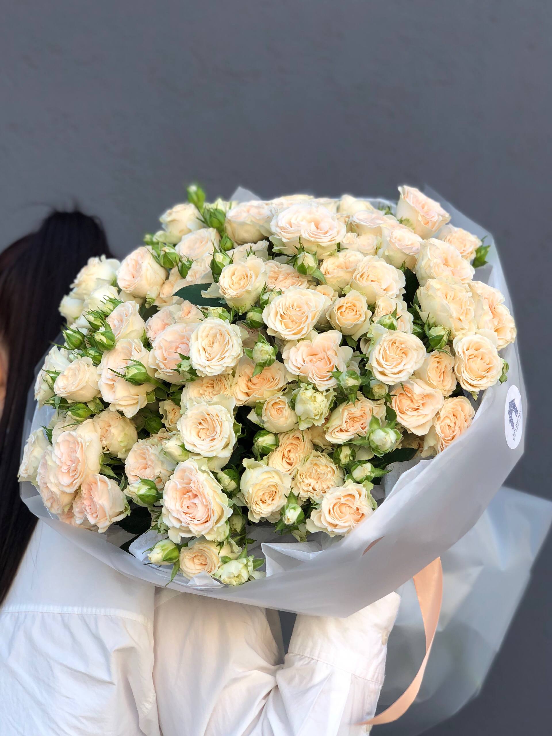 Букет из 25 кустовых пионовидных роз в оформлении