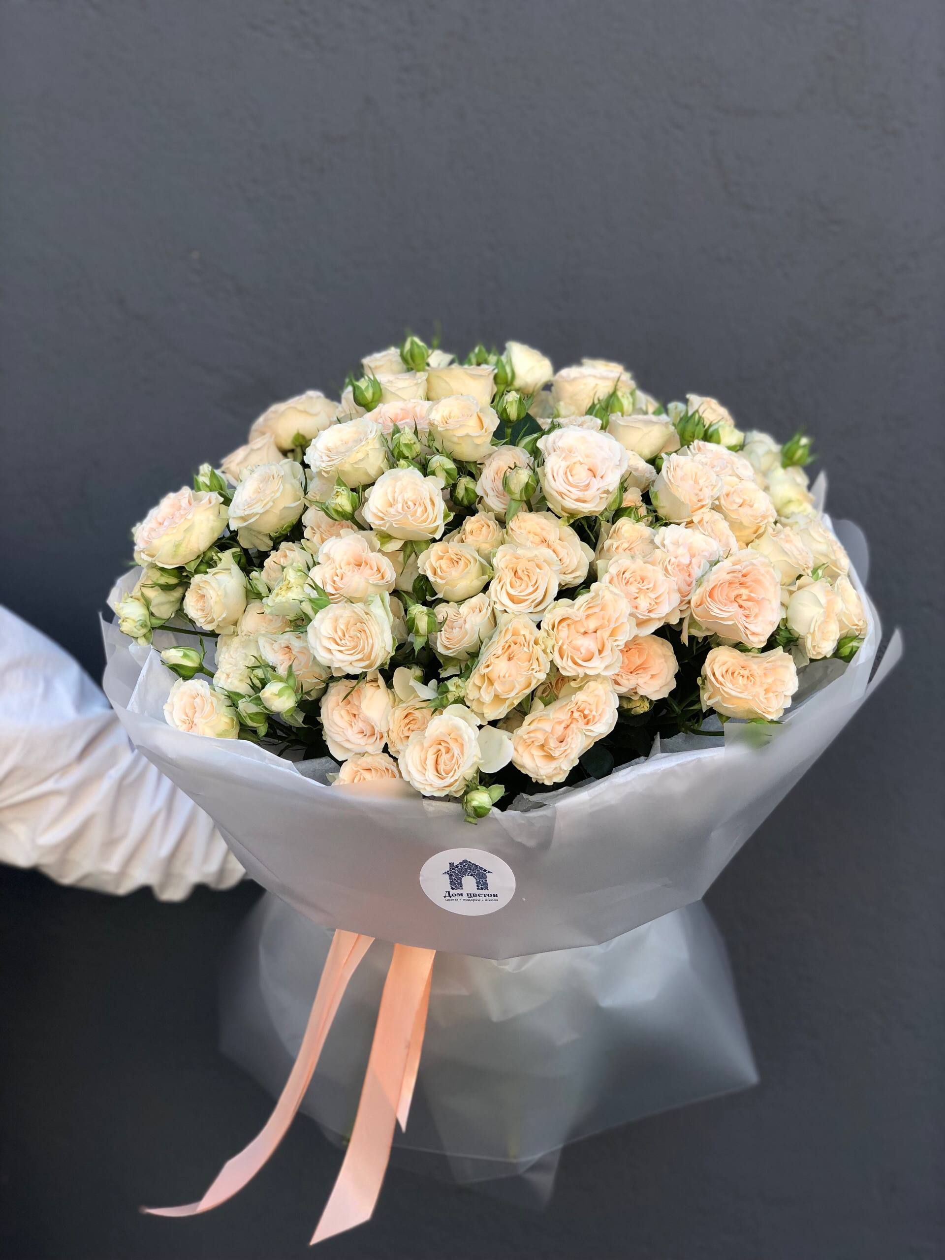 Букет из 25 кустовых пионовидных роз в оформлении — фото 6