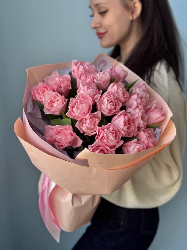 Букет из 25 пионовидных тюльпанов в оформлении