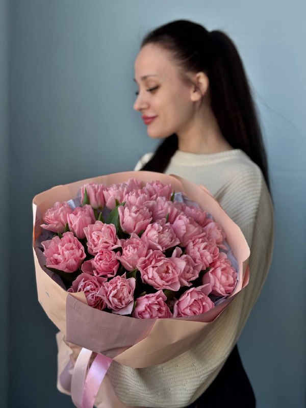 Букет из 25 пионовидных тюльпанов в оформлении — фото 2