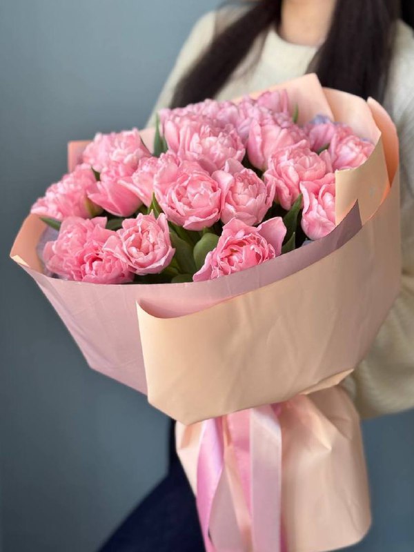 Букет из 25 пионовидных тюльпанов в оформлении