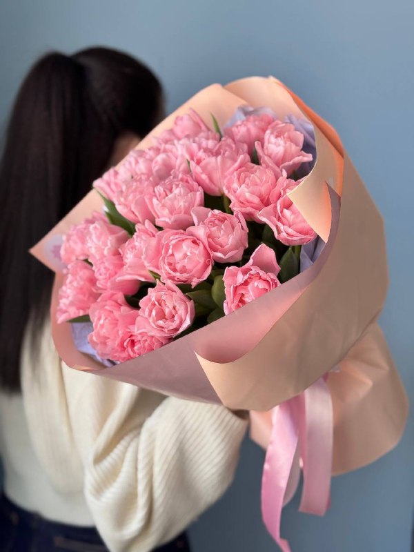 Букет из 25 пионовидных тюльпанов в оформлении