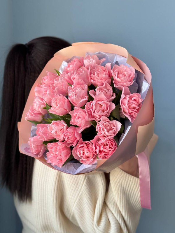 Букет из 25 пионовидных тюльпанов в оформлении