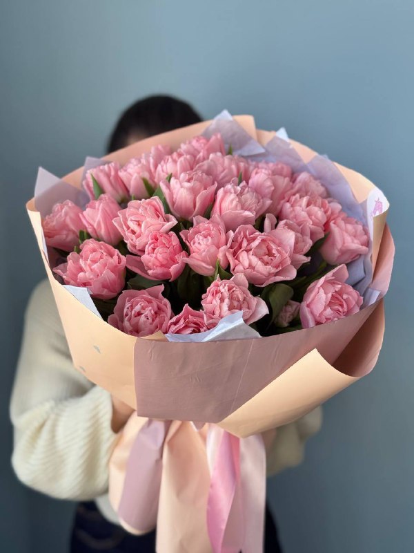 Букет из 25 пионовидных тюльпанов в оформлении — фото 7