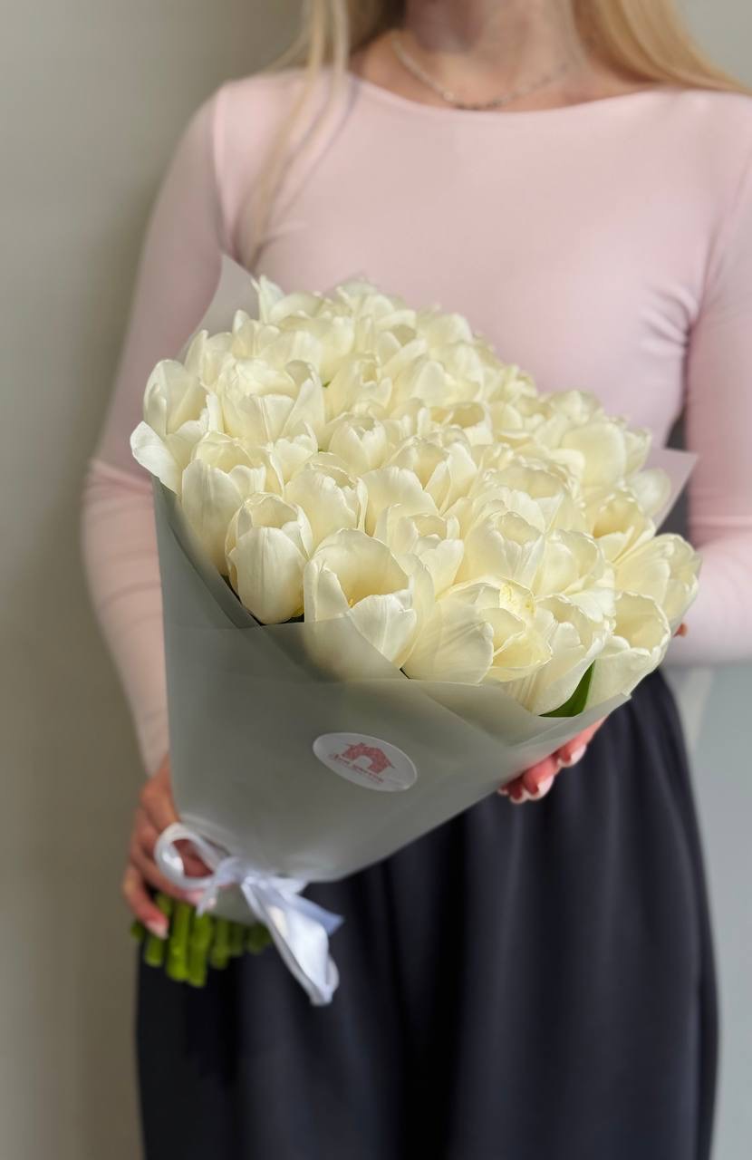 Букет из 39 белых тюльпанов в оформлении