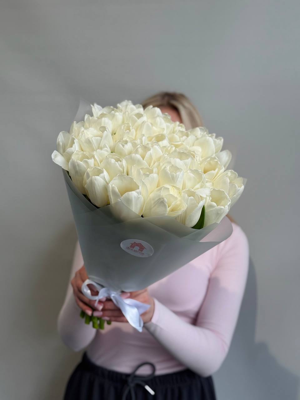 Букет из 39 белых тюльпанов в оформлении — фото 2