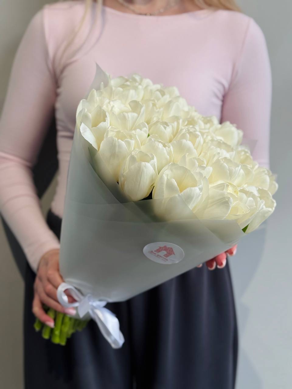 Букет из 39 белых тюльпанов в оформлении