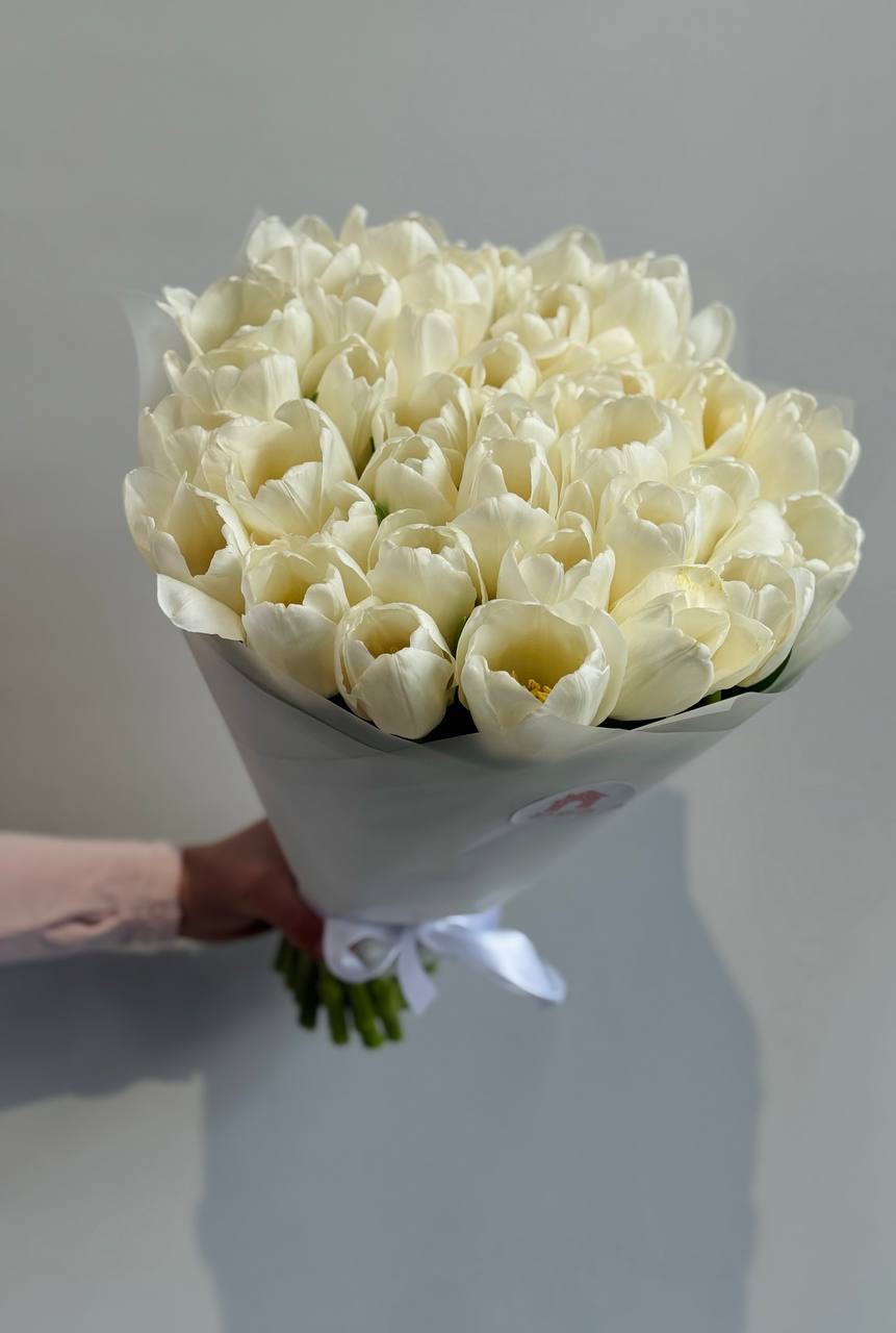 Букет из 39 белых тюльпанов в оформлении