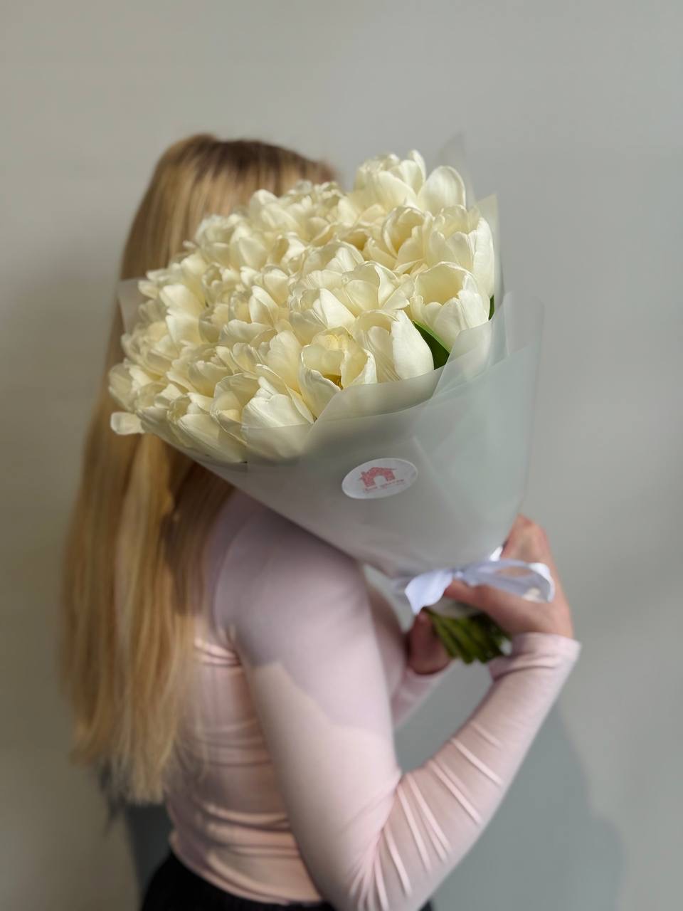 Букет из 39 белых тюльпанов в оформлении