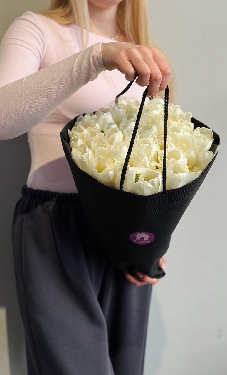 Букет из 39 белых тюльпанов в оформлении — фото 6