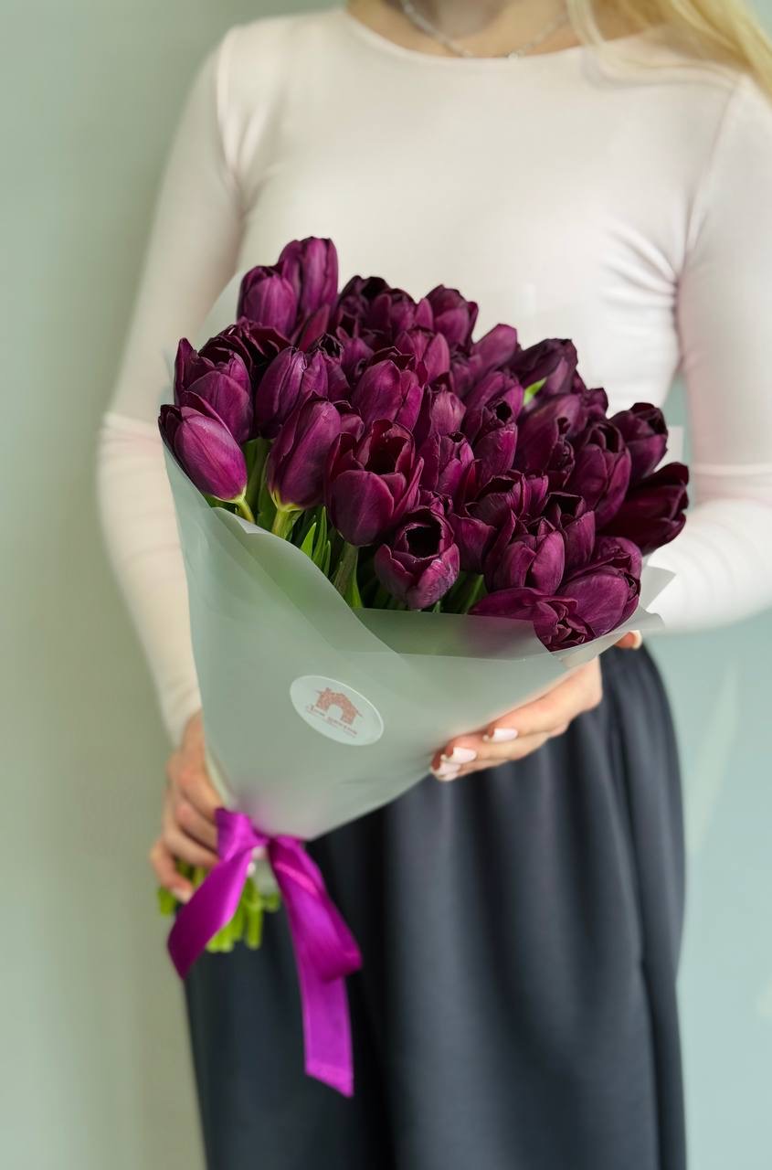 Букет из 39 фиолетовых тюльпанов в оформлении