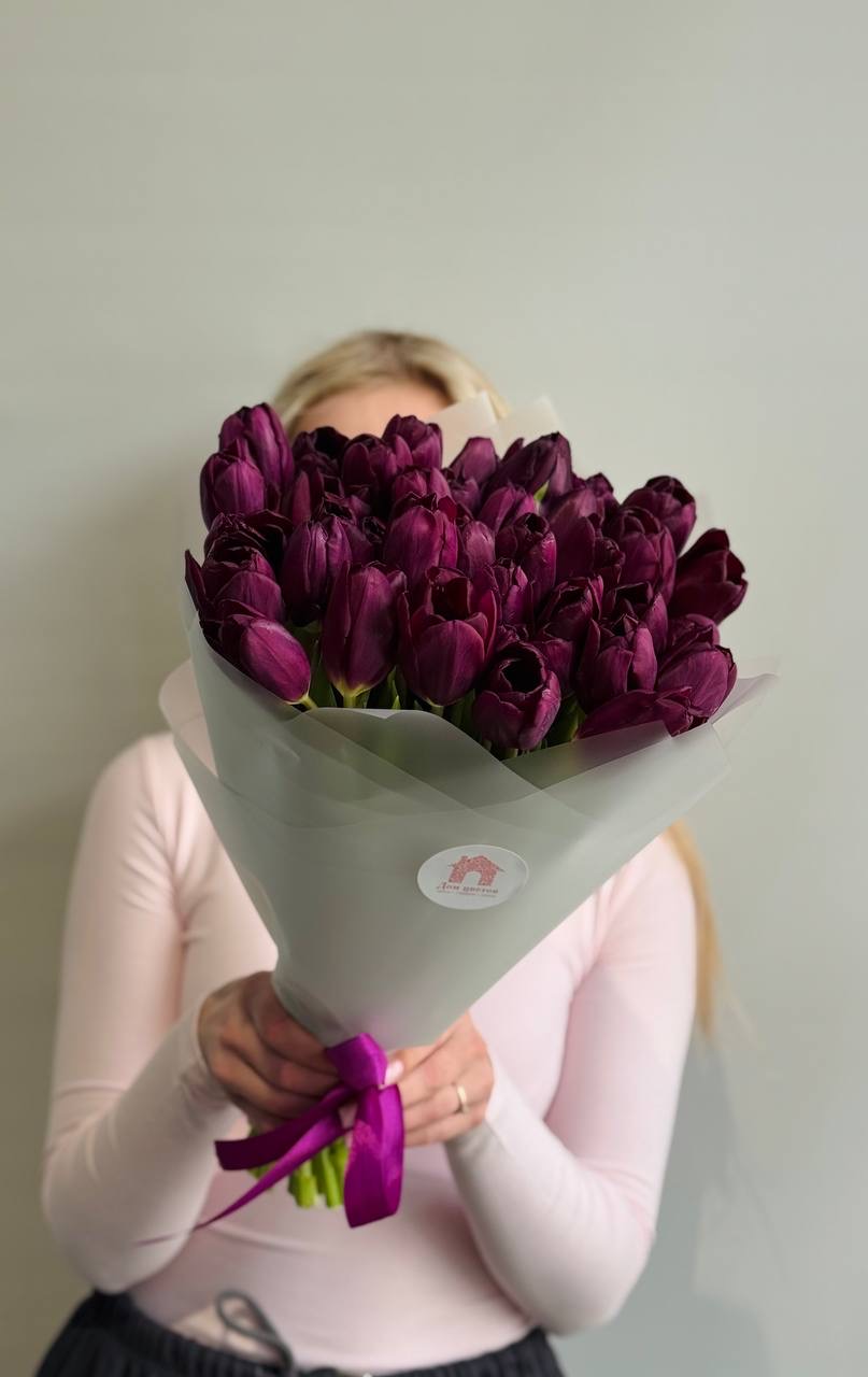 Букет из 39 фиолетовых тюльпанов в оформлении — фото 2