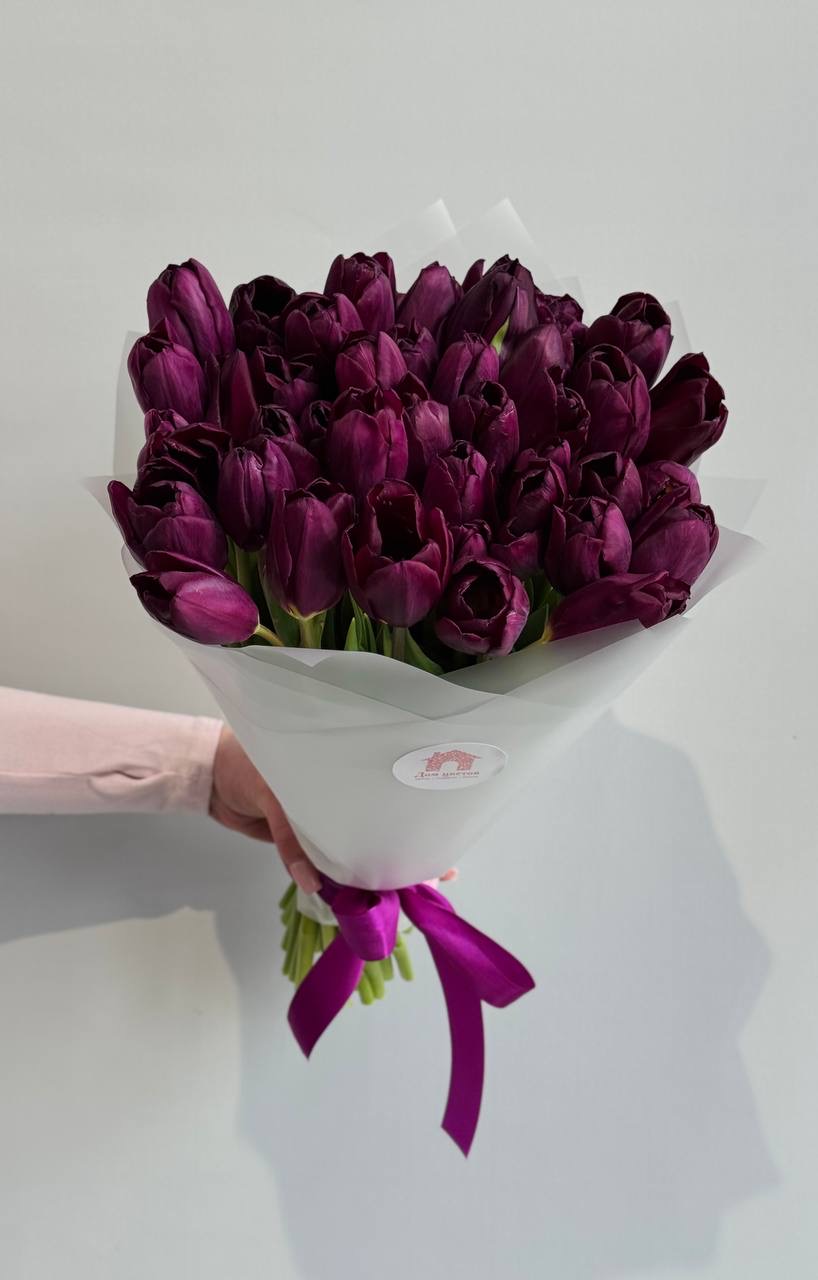 Букет из 39 фиолетовых тюльпанов в оформлении