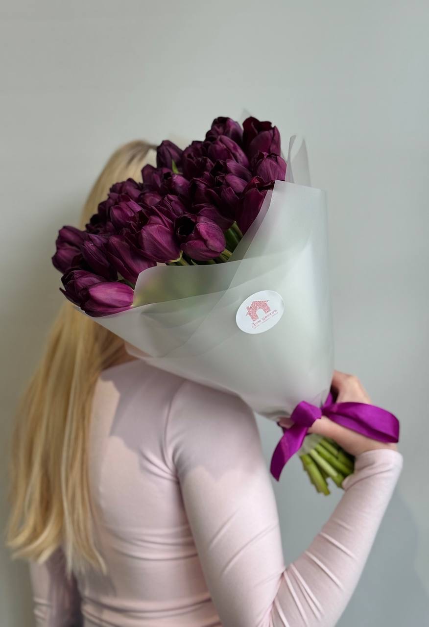 Букет из 39 фиолетовых тюльпанов в оформлении