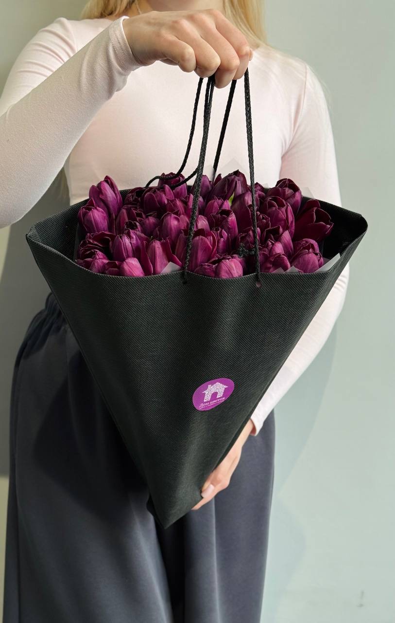 Букет из 39 фиолетовых тюльпанов в оформлении — фото 5