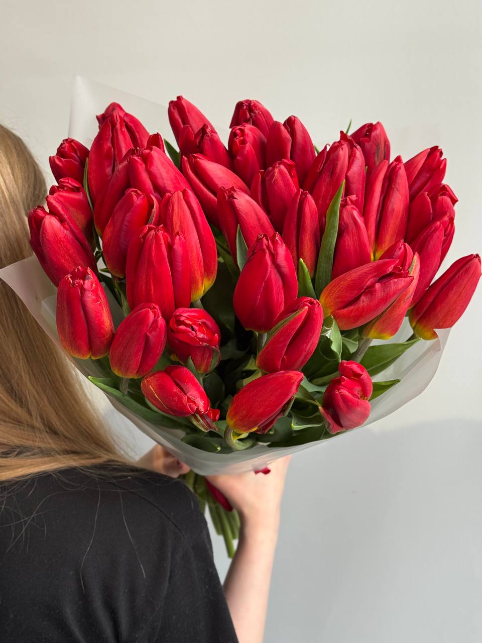 Букет из 39 красных тюльпанов в оформлении