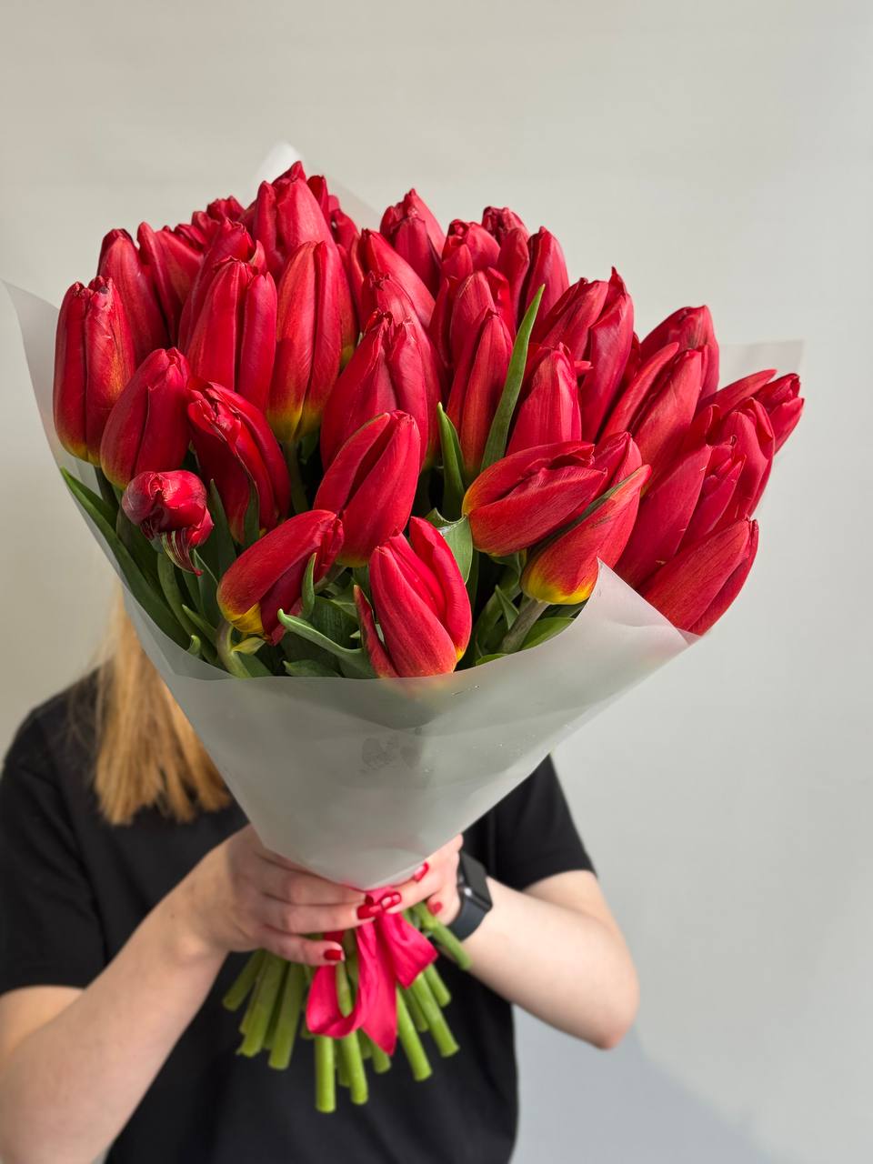 Букет из 39 красных тюльпанов в оформлении