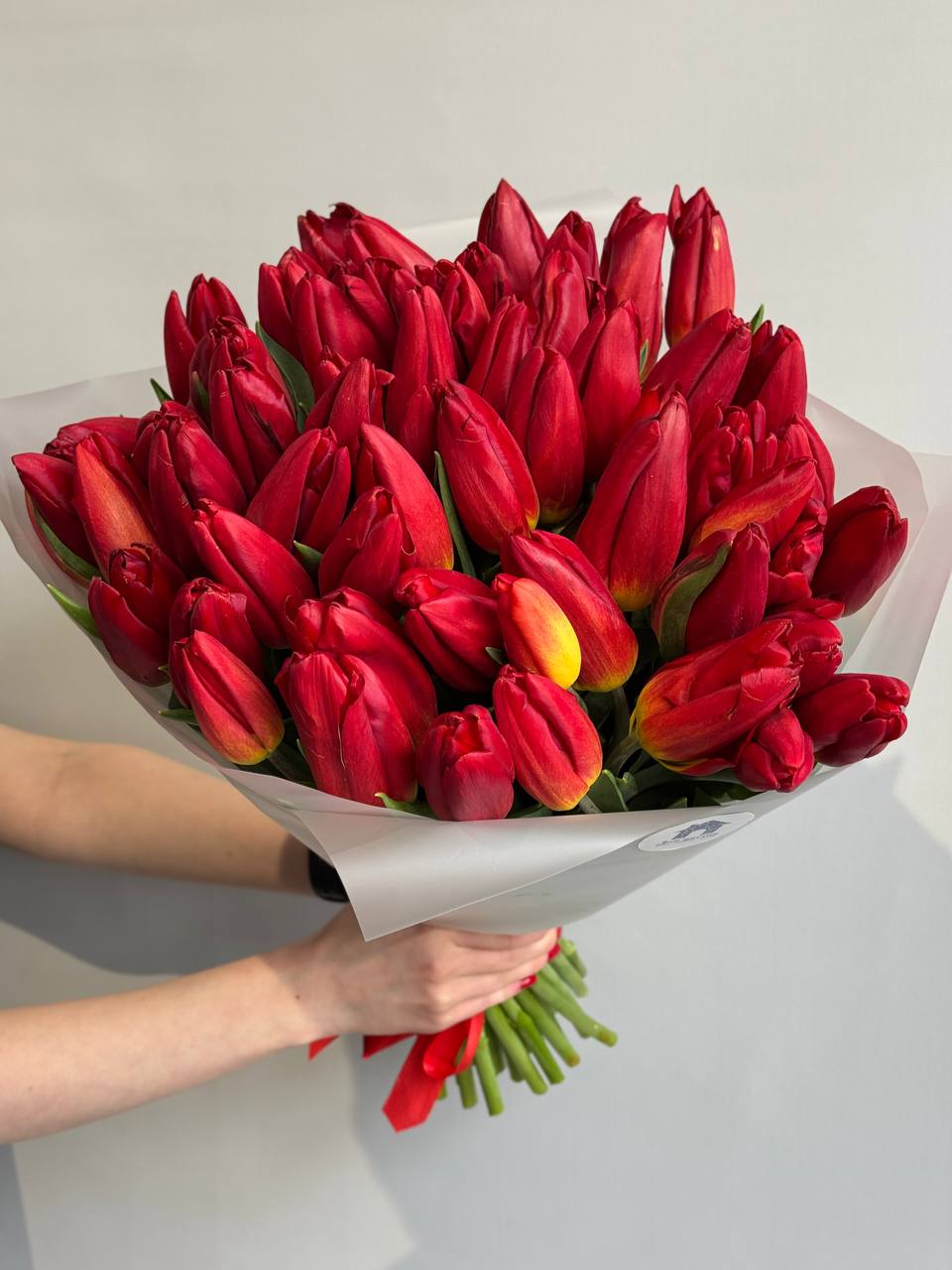 Букет из 39 красных тюльпанов в оформлении