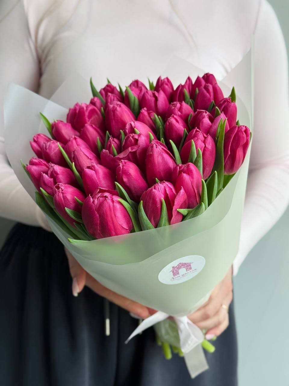 Букет из 39 малиновых тюльпанов в оформлении (Копировать)