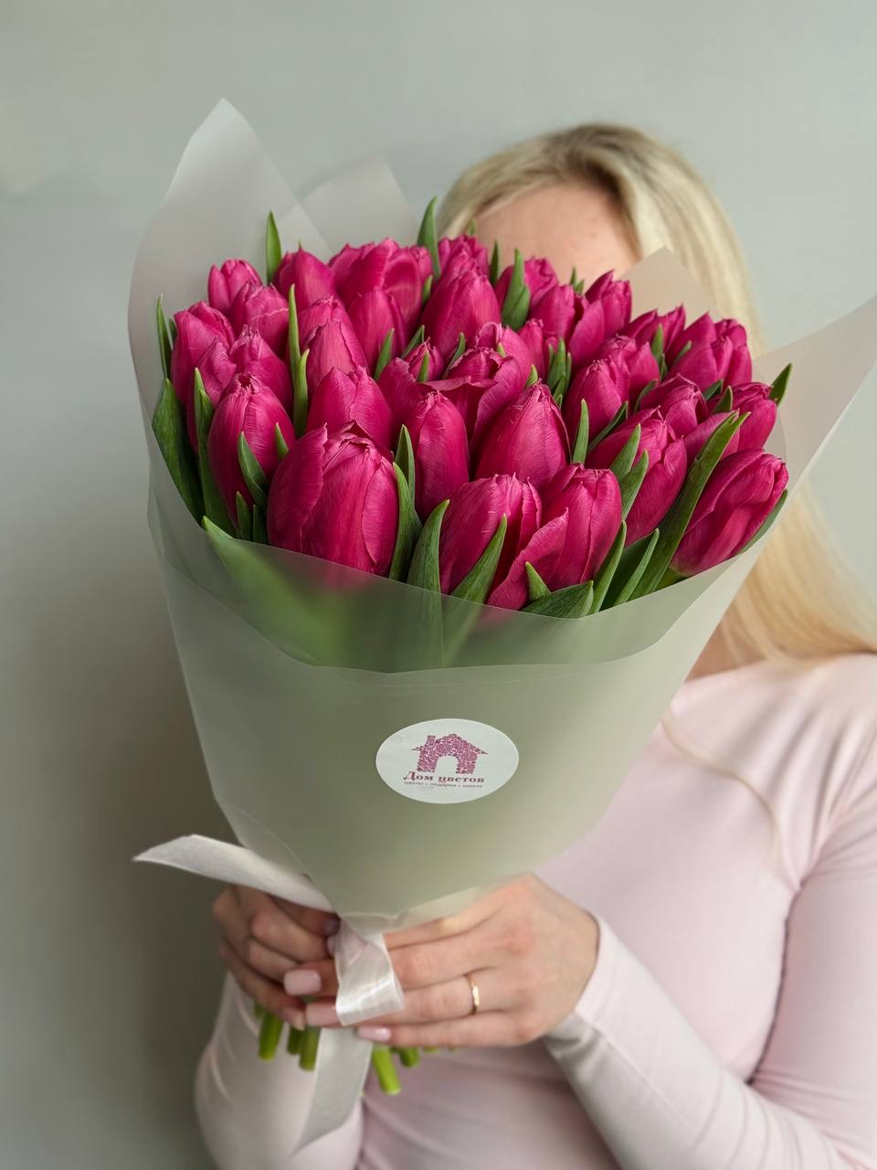 Букет из 39 малиновых тюльпанов в оформлении (Копировать) — фото 2