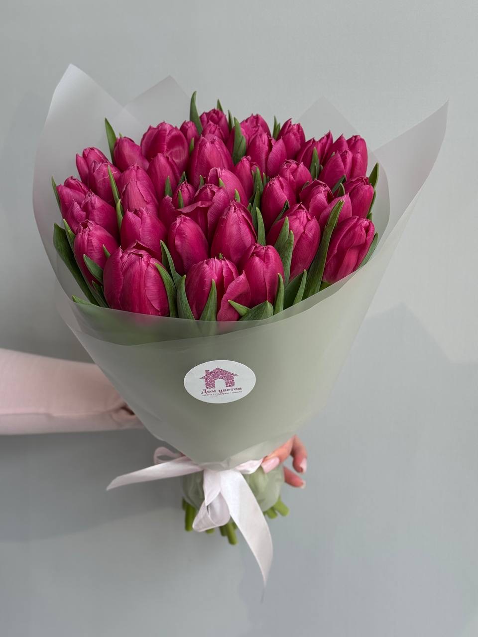 Букет из 39 малиновых тюльпанов в оформлении (Копировать)